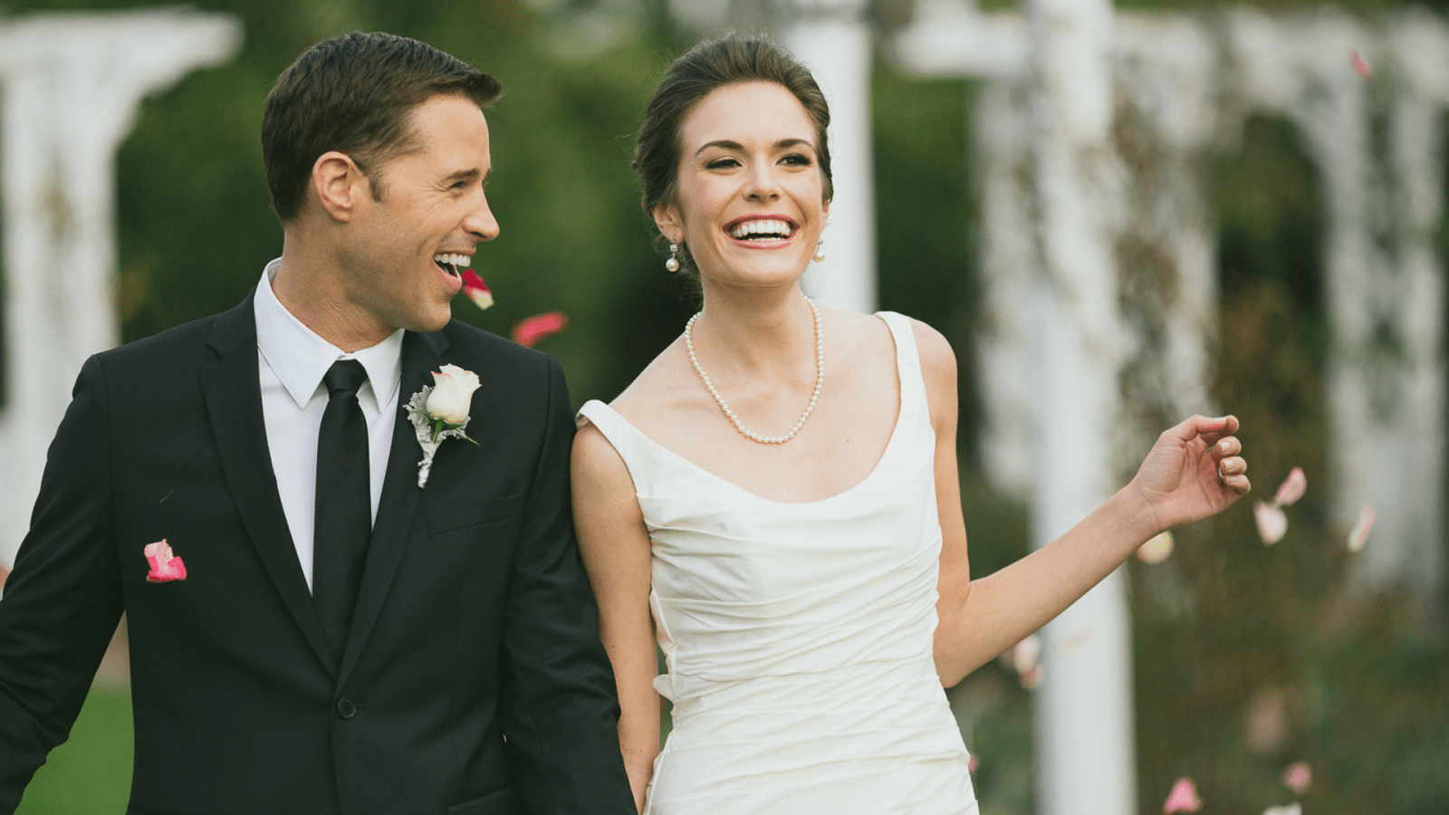 عشر نصائح لابتسامة رائعة في حفل الزفاف الخاص بك